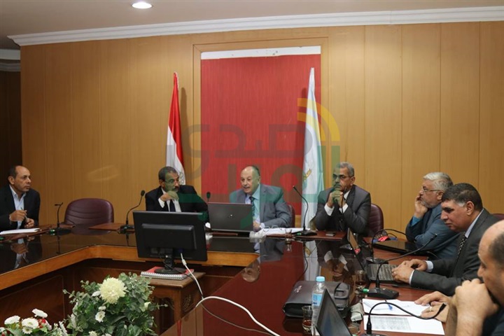 بالصور.. محافظ كفر الشيخ يبحث تنمية الثروة السمكية ببحيرة البرلس