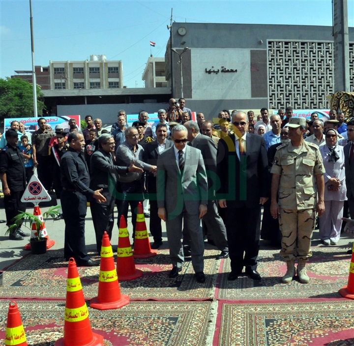 محافظ القليوبية يضع إكليل الزهور على النصب التذكاري
