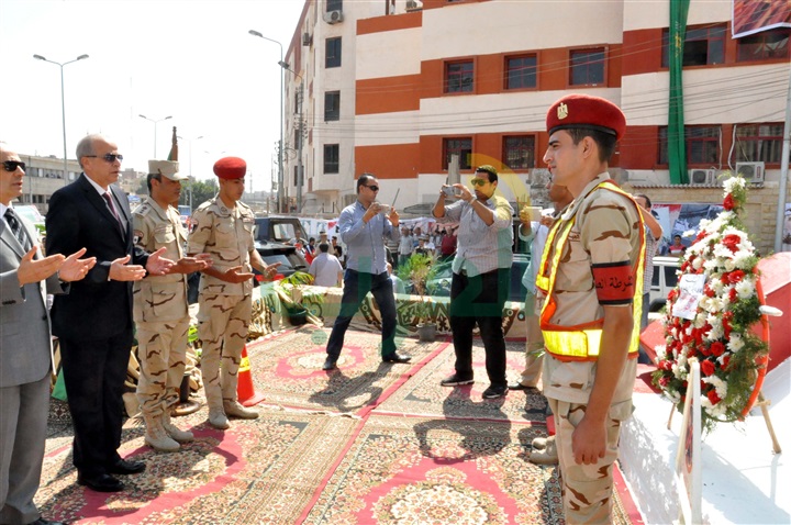 محافظ القليوبية يضع إكليل الزهور على النصب التذكاري