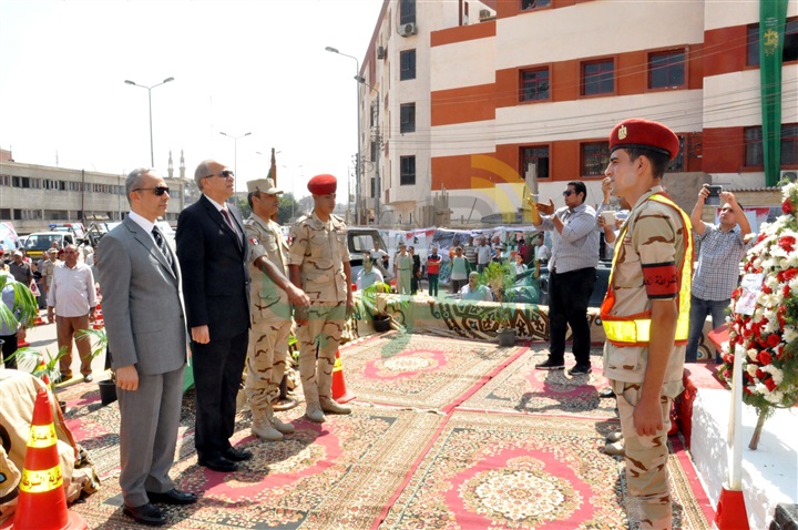 محافظ القليوبية يضع إكليل الزهور على النصب التذكاري