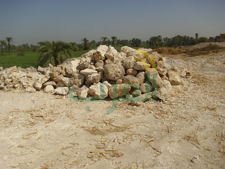 بالصور.. أشهر قرى صناعة الجير بالخط الغربي في قنا