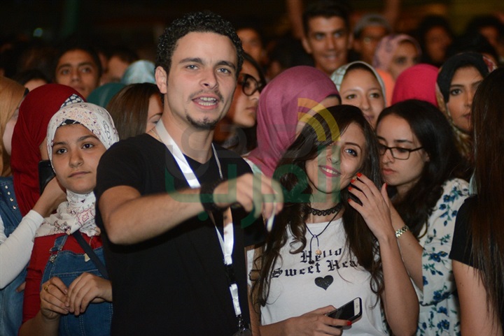 بالصور.. كايروكي وناتالي سابا يشعلان حفل الجامعة الكندية