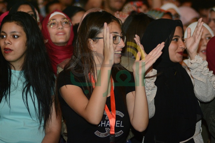 بالصور.. كايروكي وناتالي سابا يشعلان حفل الجامعة الكندية