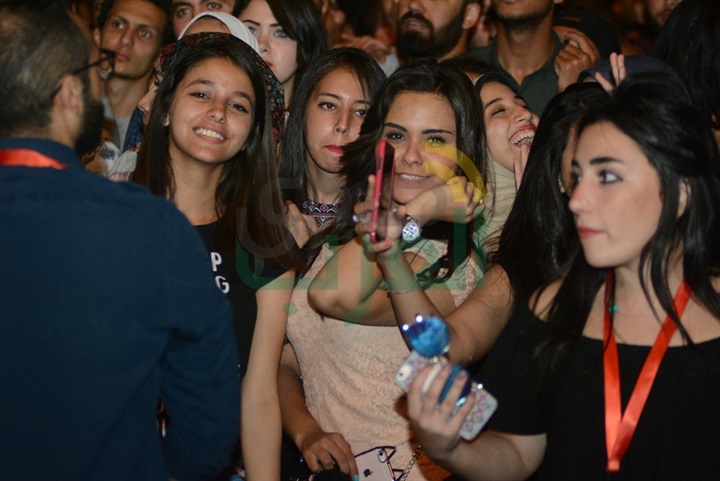 بالصور.. كايروكي وناتالي سابا يشعلان حفل الجامعة الكندية