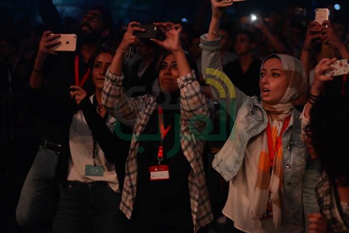 بالصور.. كايروكي وناتالي سابا يشعلان حفل الجامعة الكندية