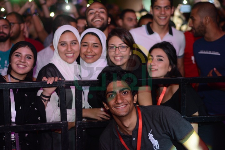 بالصور.. كايروكي وناتالي سابا يشعلان حفل الجامعة الكندية
