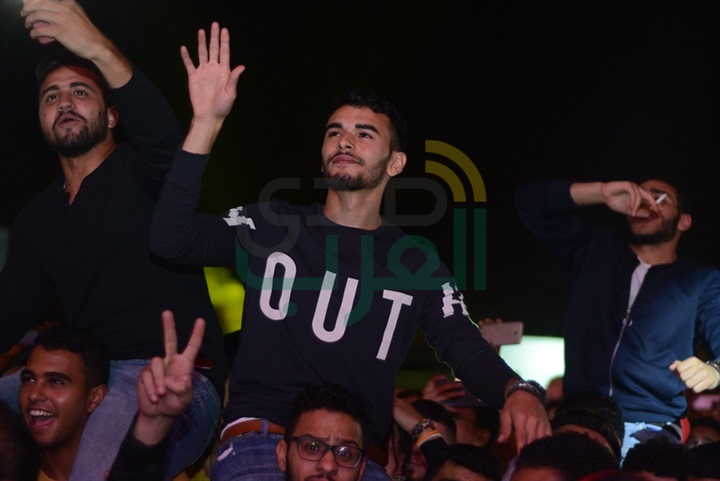 بالصور.. كايروكي وناتالي سابا يشعلان حفل الجامعة الكندية