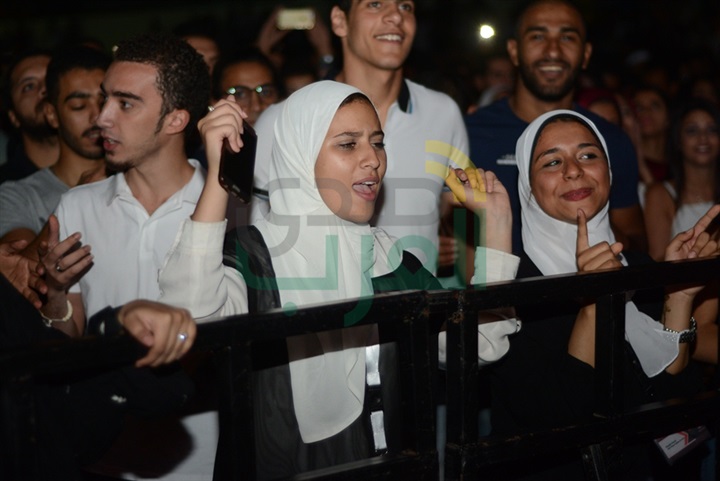 بالصور.. كايروكي وناتالي سابا يشعلان حفل الجامعة الكندية