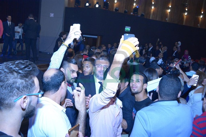 بالصور.. مظاهرة في حب عمرو الليثي بالاسكندرية السينمائي‎‏