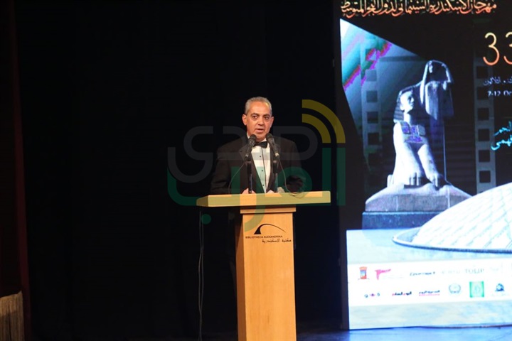 بكاء حسين فهمى بسبب فقدانه محمود عبد العزيز ونور الشريف