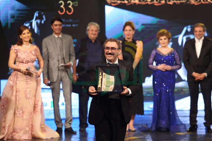 بكاء حسين فهمى بسبب فقدانه محمود عبد العزيز ونور الشريف