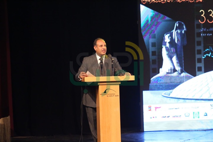 بكاء حسين فهمى بسبب فقدانه محمود عبد العزيز ونور الشريف
