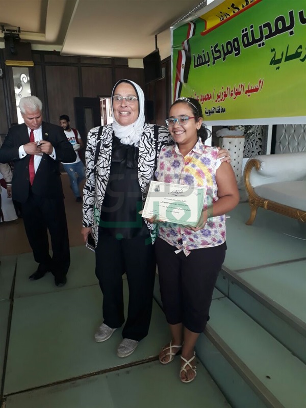 رئيس مدينة بنها تكرم الأوائل بالشهادات العامة والمكفوفين