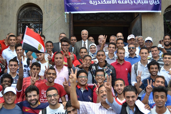 رئيس جامعة الاسكندرية يقود قافلة طلابية إلى إستاد برج العرب