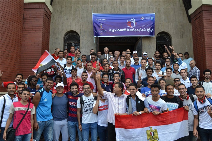 رئيس جامعة الاسكندرية يقود قافلة طلابية إلى إستاد برج العرب