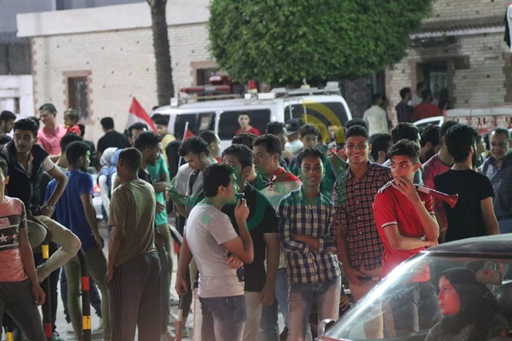 بالصور...محافظ كفر الشيخ يشارك الجماهير فرحة الصعود لكأس العالم