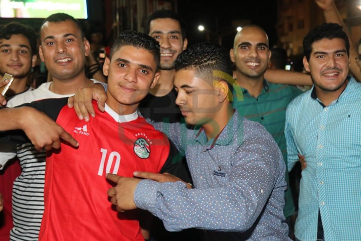 بالصور...محافظ كفر الشيخ يشارك الجماهير فرحة الصعود لكأس العالم