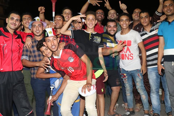بالصور...محافظ كفر الشيخ يشارك الجماهير فرحة الصعود لكأس العالم