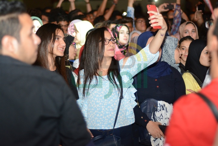 بالصور.. كايروكي وناتالي سابا يشعلان حفل الجامعة الكندية