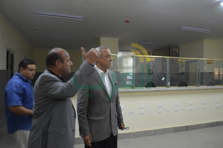 بالصور.. الهجان يفاجئ العاملين بمجلس مدينة قنا