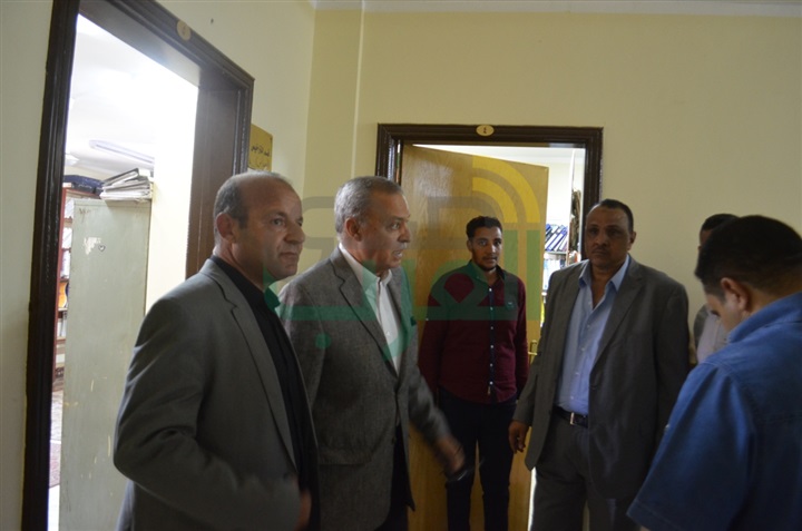 بالصور.. الهجان يفاجئ العاملين بمجلس مدينة قنا