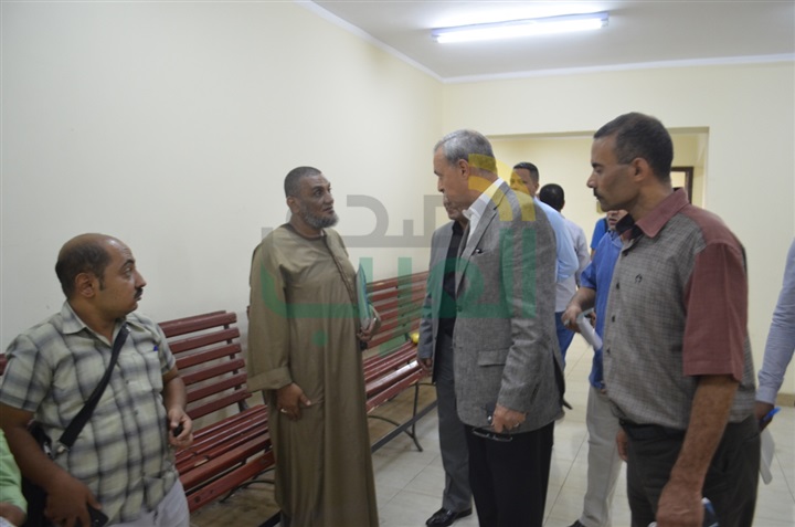 بالصور.. الهجان يفاجئ العاملين بمجلس مدينة قنا