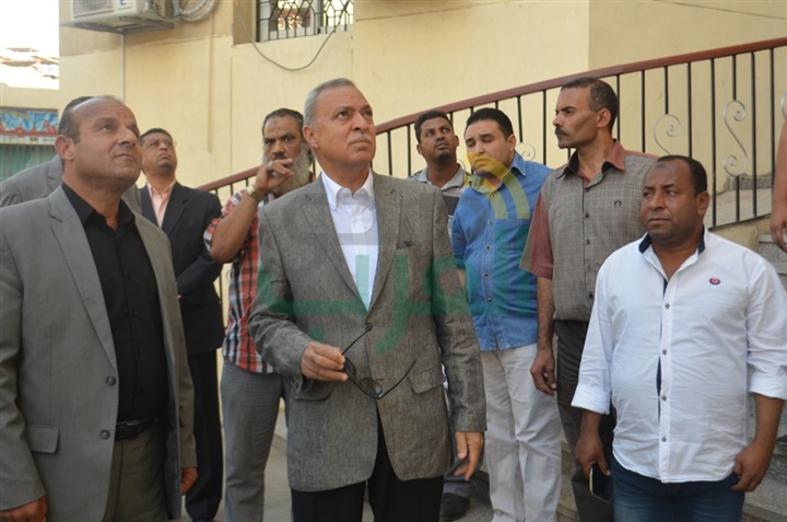 بالصور.. الهجان يفاجئ العاملين بمجلس مدينة قنا