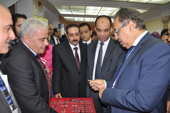 وزير الصحة : تشكيل لجنة لتقييم منتجات شركات المستلزمات الطبية المحلية