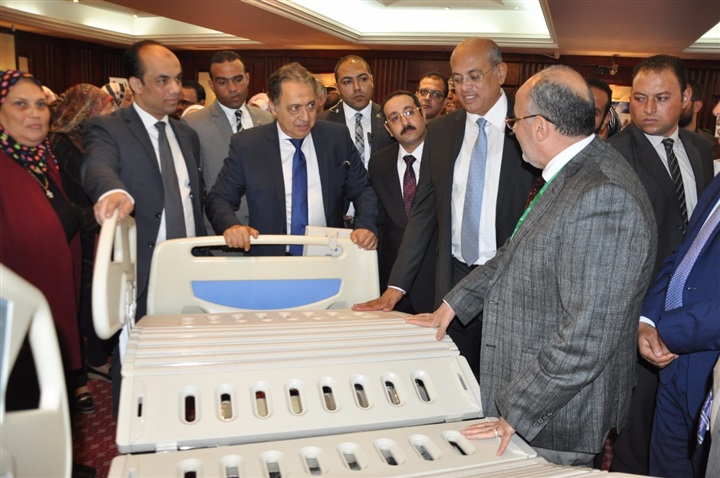 وزير الصحة : تشكيل لجنة لتقييم منتجات شركات المستلزمات الطبية المحلية