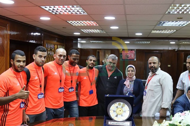 بالصور...محافظ كفر الشيخ يكرم فريق القدم للصم والبكم