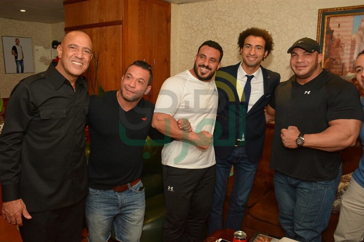 بالصور.. نجوم مسرح مصر يستقبلون "البيج رامي بطل العالم في كمال الأجسام بالصور.. نجوم مسرح مصر يستقبلون "البيج رامي بطل العالم في كمال الأجسام