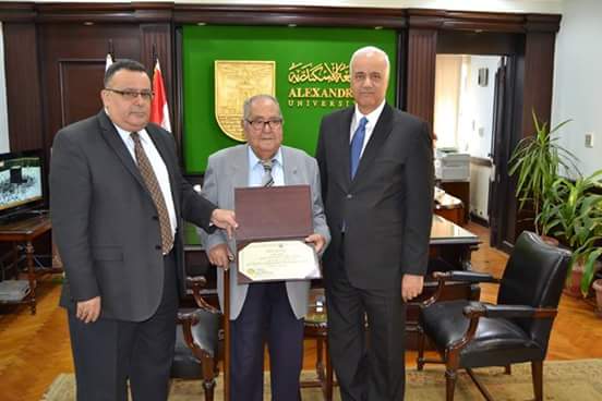 رئيس جامعة الاسكندرية يكرم السروجي تقديرا لمسيرته العلمية 