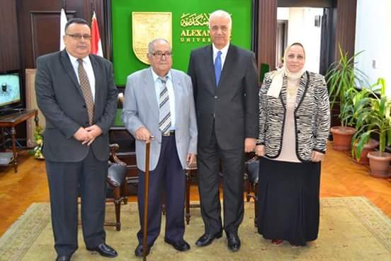 رئيس جامعة الاسكندرية يكرم السروجي تقديرا لمسيرته العلمية 