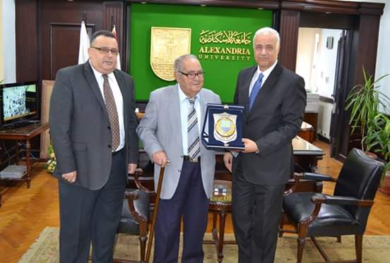 رئيس جامعة الاسكندرية يكرم السروجي تقديرا لمسيرته العلمية 