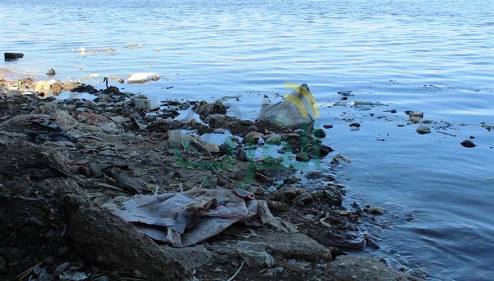 انتشار المخلفات والقمامة علي ضفاف نهر النيل يُثير غضب المواطنين بنجع حمادي