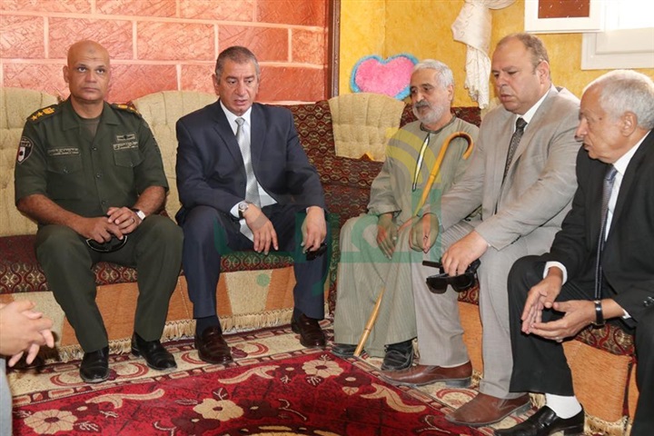 بالفيديو والصور.. محافظ كفر الشيخ يعزي أسرة شهيد العريش