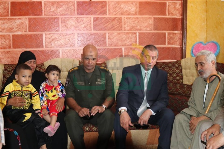 بالفيديو والصور.. محافظ كفر الشيخ يعزي أسرة شهيد العريش
