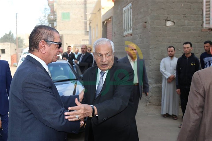 بالفيديو والصور.. محافظ كفر الشيخ يعزي أسرة شهيد العريش