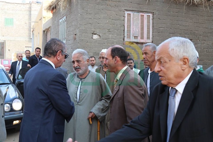 بالفيديو والصور.. محافظ كفر الشيخ يعزي أسرة شهيد العريش