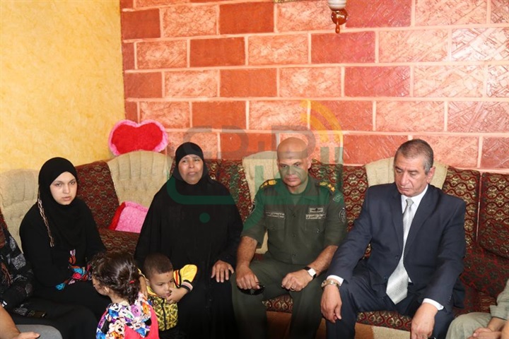 بالفيديو والصور.. محافظ كفر الشيخ يعزي أسرة شهيد العريش