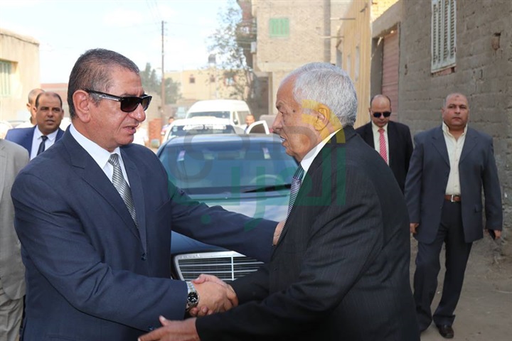 بالفيديو والصور.. محافظ كفر الشيخ يعزي أسرة شهيد العريش