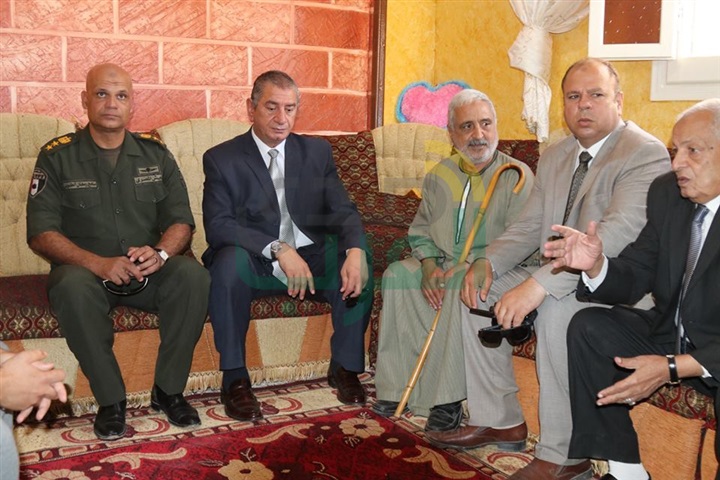 بالفيديو والصور.. محافظ كفر الشيخ يعزي أسرة شهيد العريش
