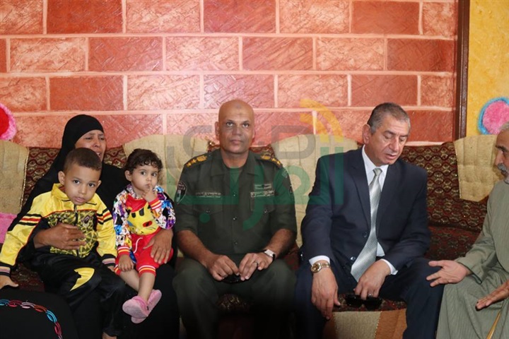 بالفيديو والصور.. محافظ كفر الشيخ يعزي أسرة شهيد العريش