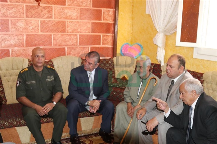 بالفيديو والصور.. محافظ كفر الشيخ يعزي أسرة شهيد العريش