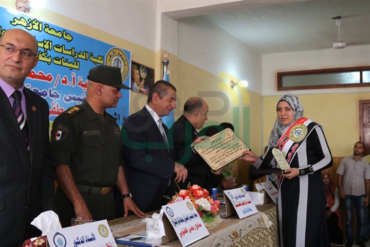 بالفيديو والصور.. محافظ كفر الشيخ يكرم أوائل "الدراسات الإسلامية" بنات