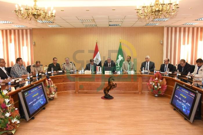 محافظ الشرقية و أعضاء المجلس التنفيذي يقفون دقيقة حداد على أرواح شهداء الواجب و الوطن
