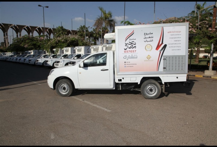 بالصور.. " تنمية المشروعات" يسلم 24 سيارة نقل مبرد للشباب بحمولة 1.5 طن
