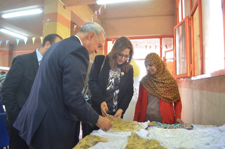 وزيرة التخطيط ومحافظ قنا يتفقدان عدد من المشروعات الخدمية 