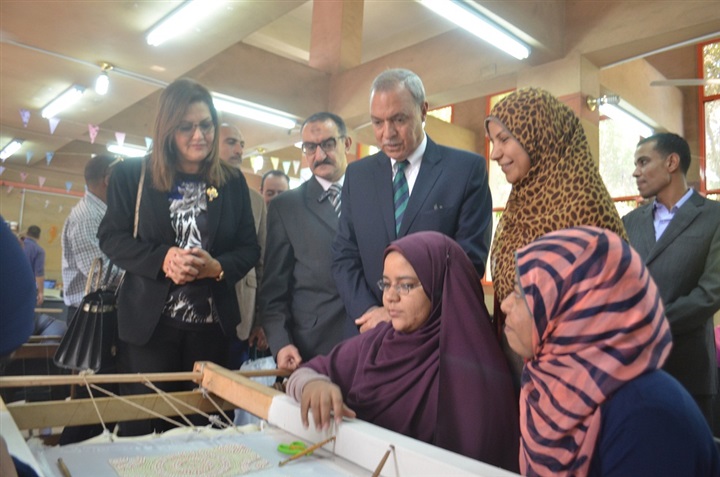 وزيرة التخطيط ومحافظ قنا يتفقدان عدد من المشروعات الخدمية 