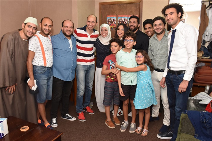بالصور .. اشرف عبدالباقي ونجوم مسرح مصر يستقبلون حسن الرداد وايمي سمير غانم 